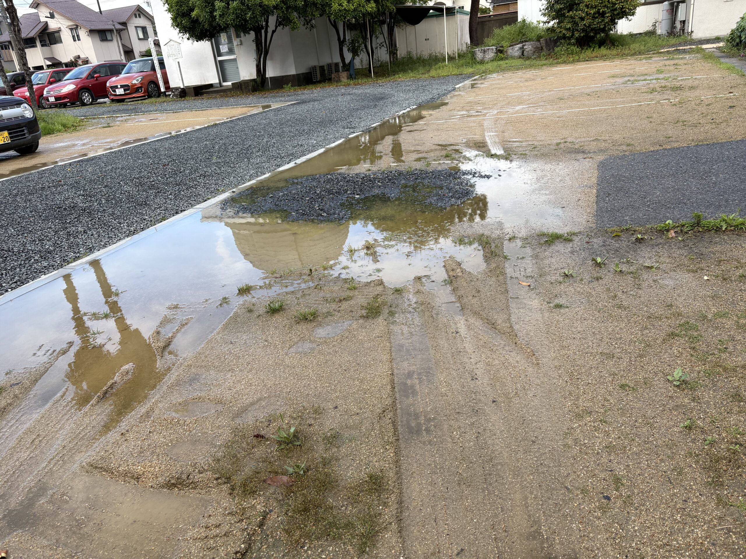 雨でぬかるんだ天文台の敷地